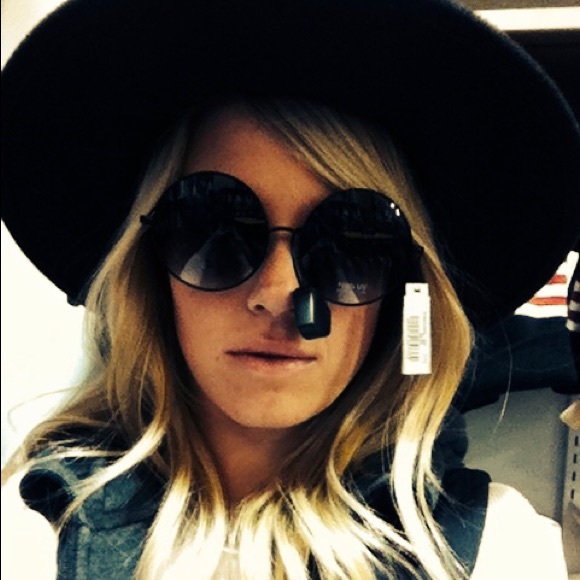 Profile Picture of Sabre Cupello (@sabemathews) on Poshmark