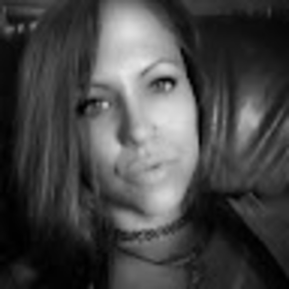 Profile Picture of Elisha Kinast (@elishakinast) on Poshmark