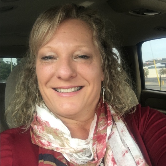 Profile Picture of Renee Andrews (@ilovefsubball) on Poshmark