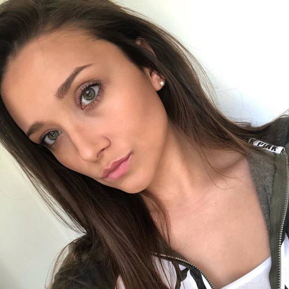 Profile Picture of Arisa Smusz (@smuzzy25) on Poshmark