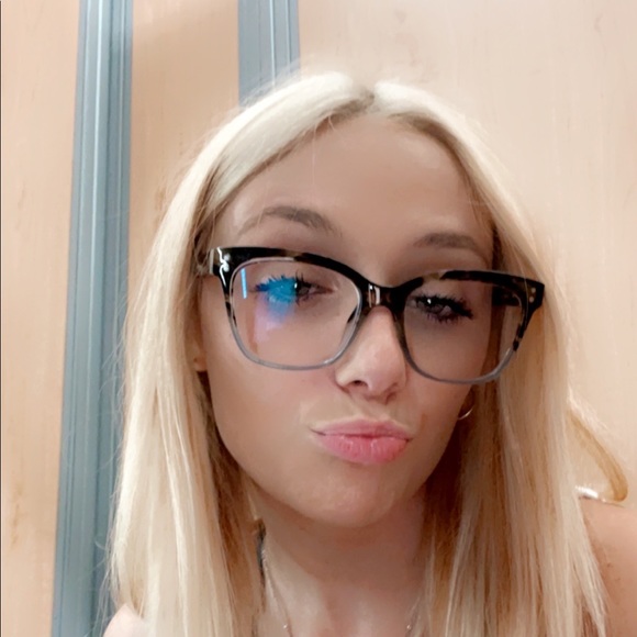 Profile Picture of Lexi Correro (@lexicorrero) on Poshmark