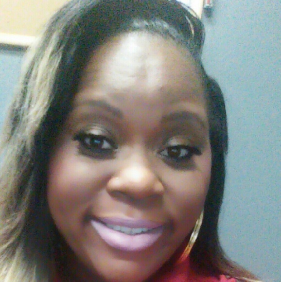 Profile Picture of Danielle Threadford (@dthreadf) on Poshmark