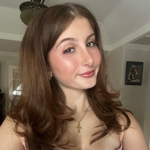 Profile Picture of Lara Chahinian (@lara_chahinian) on Poshmark