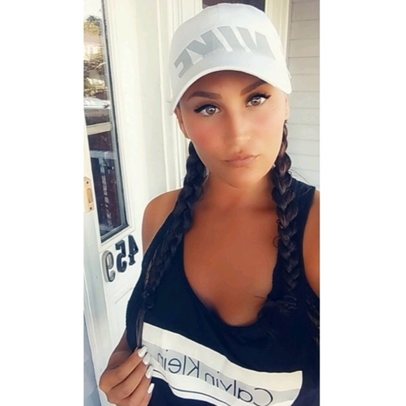 Profile Picture of Alexa Goldenberg (@aagoldyy) on Poshmark