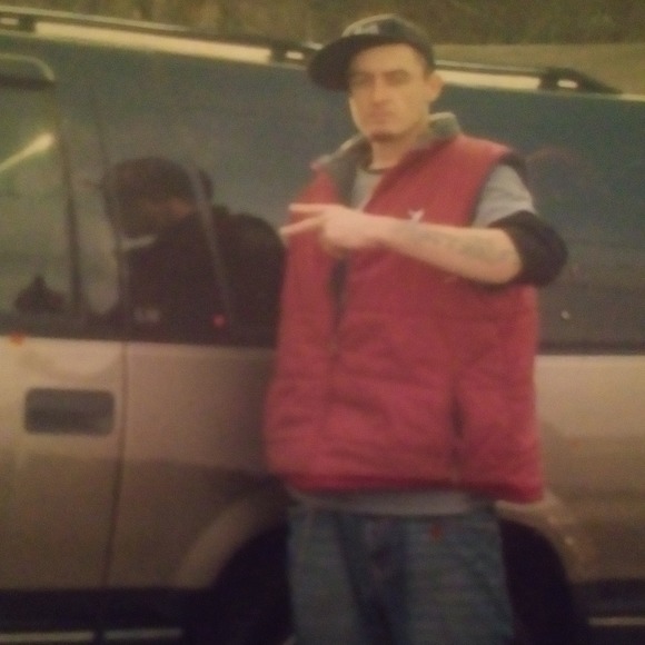 Profile Picture of Matthew Colwell (@mmcolwell1983) on Poshmark