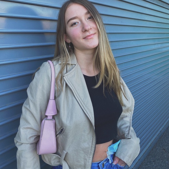 Profile Picture of Mandy Beilby (@mandy_beilby) on Poshmark