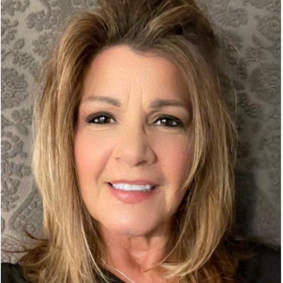 Profile Picture of Janet Montecalvo (@janet720) on Poshmark