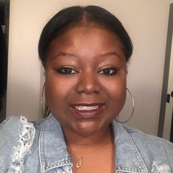 Profile Picture of Ongeleke Turner (@ongeleketurner) on Poshmark