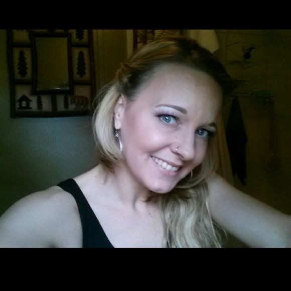 Profile Picture of Shannon Rauner (@srauner) on Poshmark