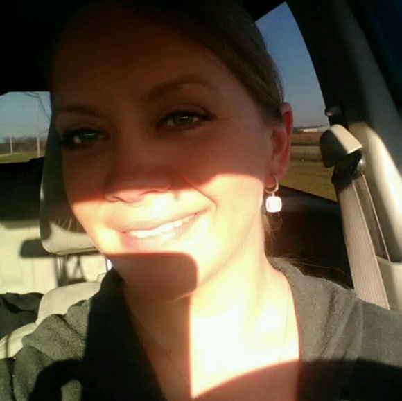 Profile Picture of Jennifer Veasey (@blueyedsparks) on Poshmark