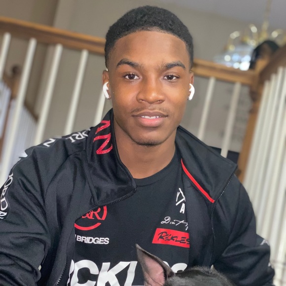 Profile Picture of Andrew Griggley (@atknoonie) on Poshmark