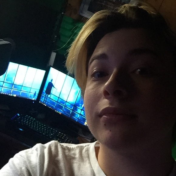 Profile Picture of Destin Manderville (@destinmandr) on Poshmark