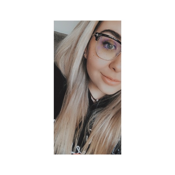 Profile Picture of Danielle Dessart (@danielledessart) on Poshmark