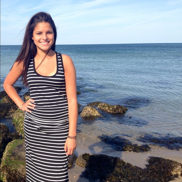 Profile Picture of Bianca Fernandes (@bianca_f16) on Poshmark