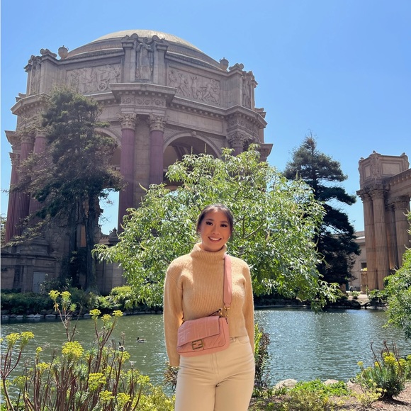 Profile Picture of Emily Yeh (@emilyyyeh) on Poshmark