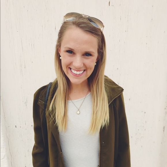 Profile Picture of Autumn Quinn (@autumnrenee777) on Poshmark