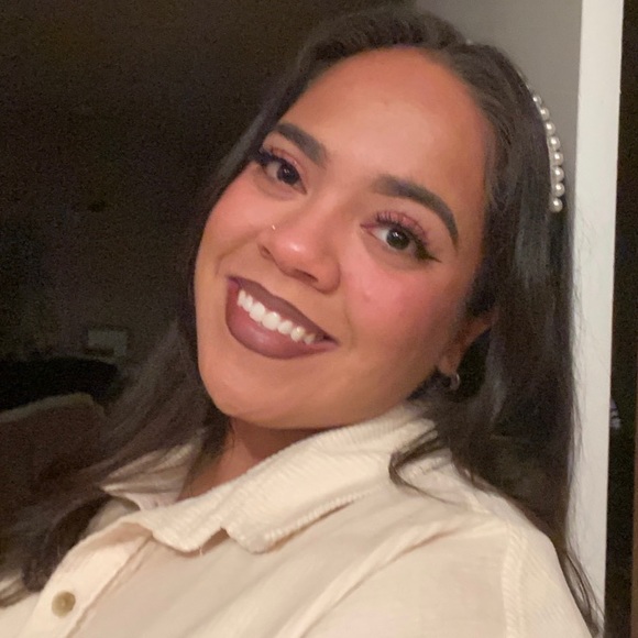 Profile Picture of Amy Cerezo (@amcerezo) on Poshmark