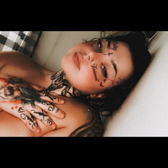 Profile Picture of Heaven Mitschke (@heavenmitschke) on Poshmark