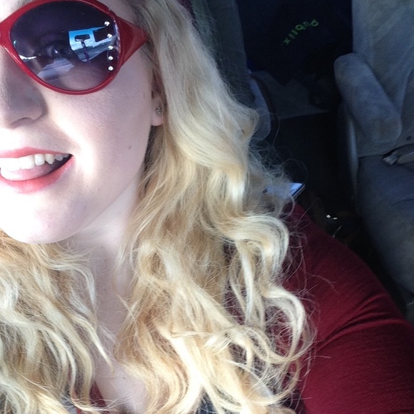 Profile Picture of Mackenzie Reignier (@mackenziehopr) on Poshmark