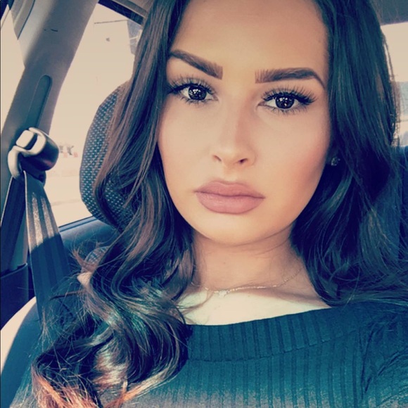 Profile Picture of Samantha Mallett (@samfay13191) on Poshmark