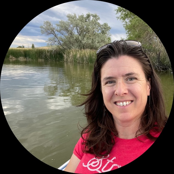 Profile Picture of Danielle Heinrichs (@redoingyou) on Poshmark