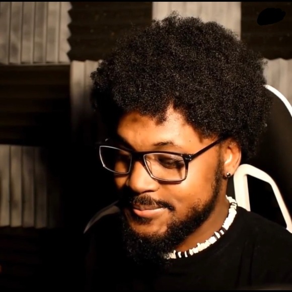 Profile Picture of Julia Francis (@wafflez04) on Poshmark