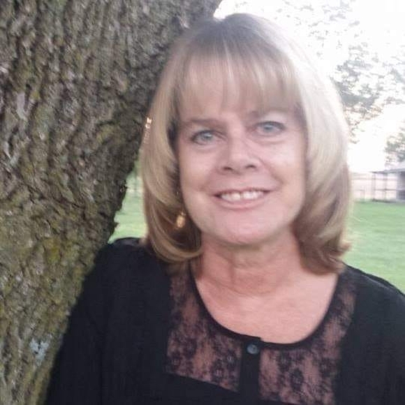 Profile Picture of Tami Townsend (@tamitownsend) on Poshmark
