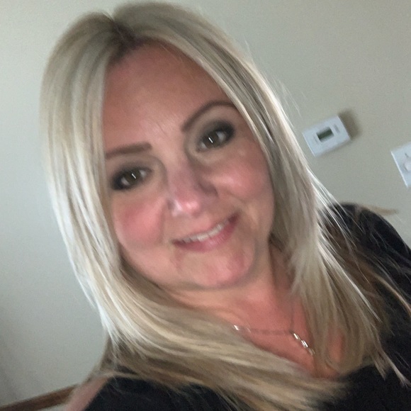 Profile Picture of Kim Nasca (@kimnasca) on Poshmark