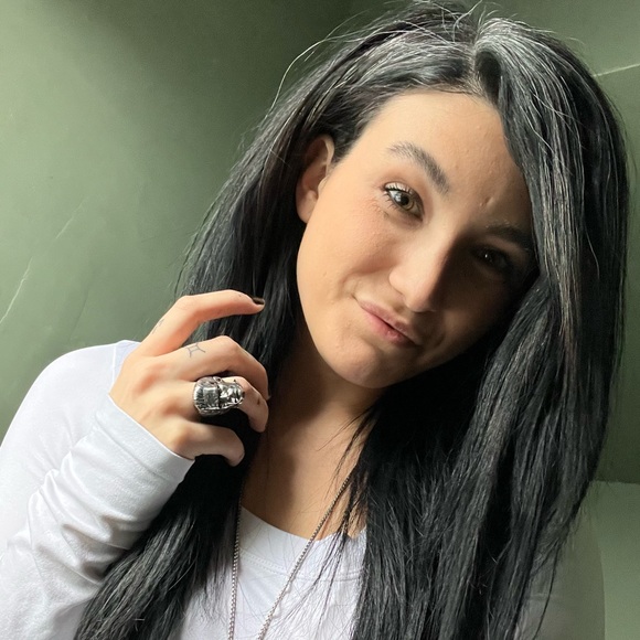 Profile Picture of Hailey Humbarger (@humbargerhailey) on Poshmark