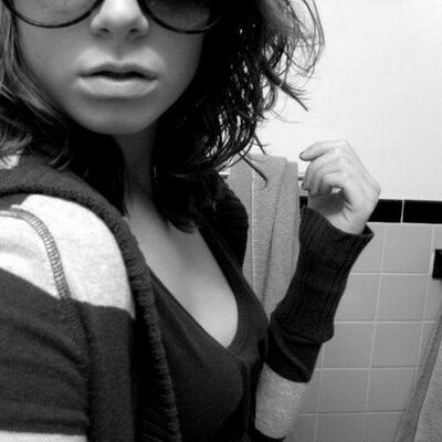 Profile Picture of Caroline (@Pyles2) on Twitter