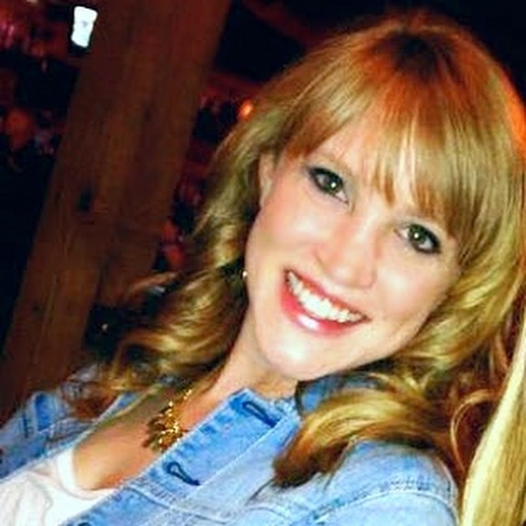 Profile Picture of Stephanie Efthim (@stephe90) on Poshmark
