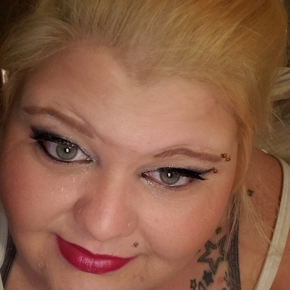 Profile Picture of Michelle Stiffey (@bubblz13) on Poshmark