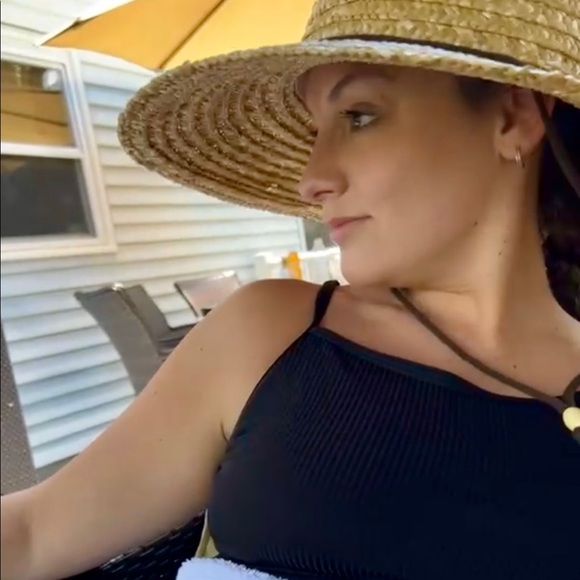 Alexis Deritis - Poshmark Profile Picture of Alexis Deritis (@lexideritis) on Poshmark