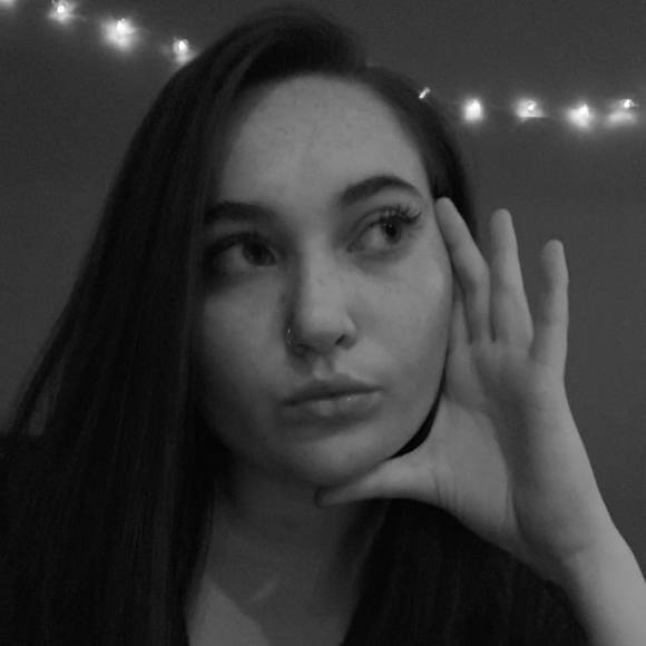 Profile Picture of Emily Sparrow (@emilysparrow_) on Poshmark
