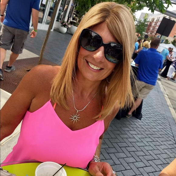 Susan Murnane - Poshmark Profile Picture of Susan Murnane (@smurnane68) on Poshmark