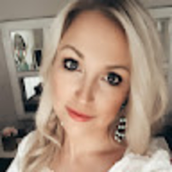 Profile Picture of Lindsay Hutterer (@lcmarciniak) on Poshmark
