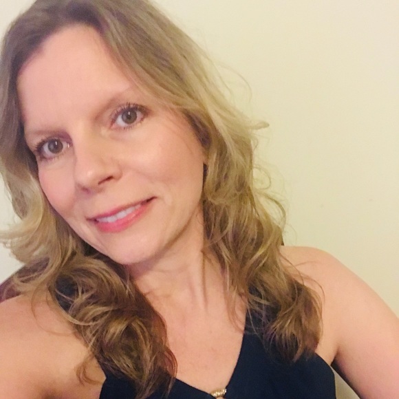 Profile Picture of Jennifer Hamryszak (@jhamryszak) on Poshmark