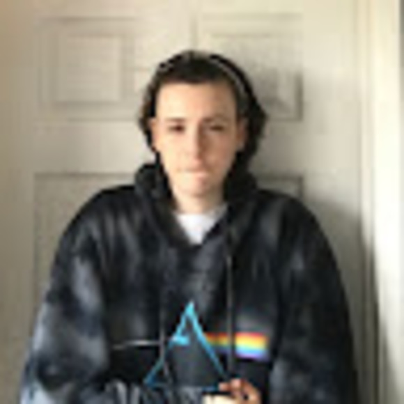 Profile Picture of Ash Schewe (@ashschewe) on Poshmark