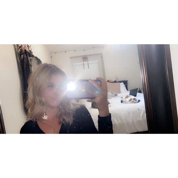 Profile Photo of Alycia Abrahamson (@alyciaa9) on Poshmark