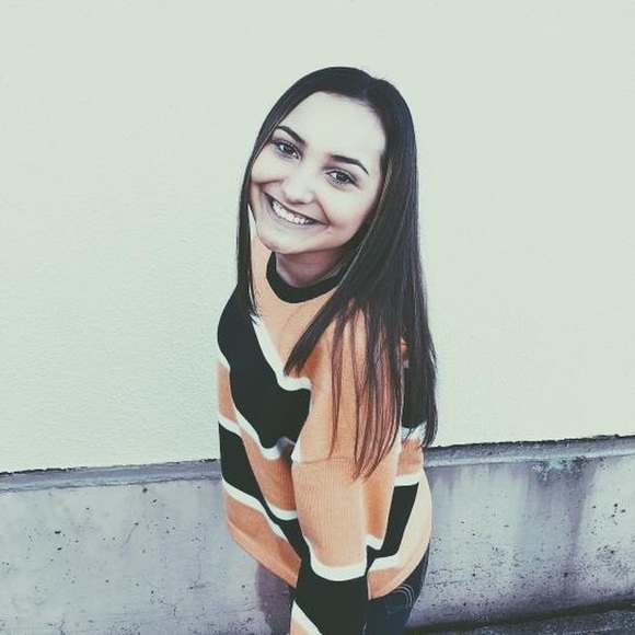 Profile Picture of Christina Elioff (@c_elioff) on Poshmark