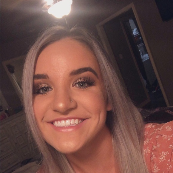 Profile Picture of Kaylee Vanhook (@kayleevanhook) on Poshmark