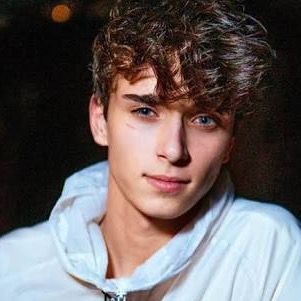Profile Picture of hiii (@@tonton.richards) on Tiktok