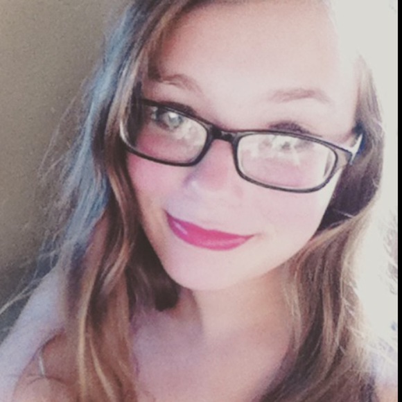 Profile Picture of Abi Von plinsky (@vonplinsky) on Poshmark