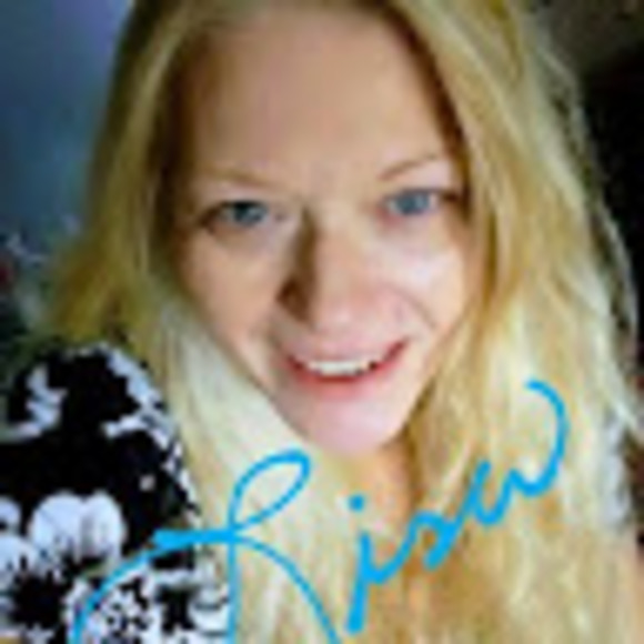 Profile Picture of Lisa Pendergrast (@snapperhead02) on Poshmark