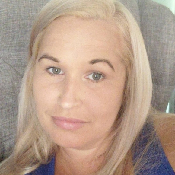 Profile Picture of Elizabeth Sconiers (@esconiers) on Poshmark