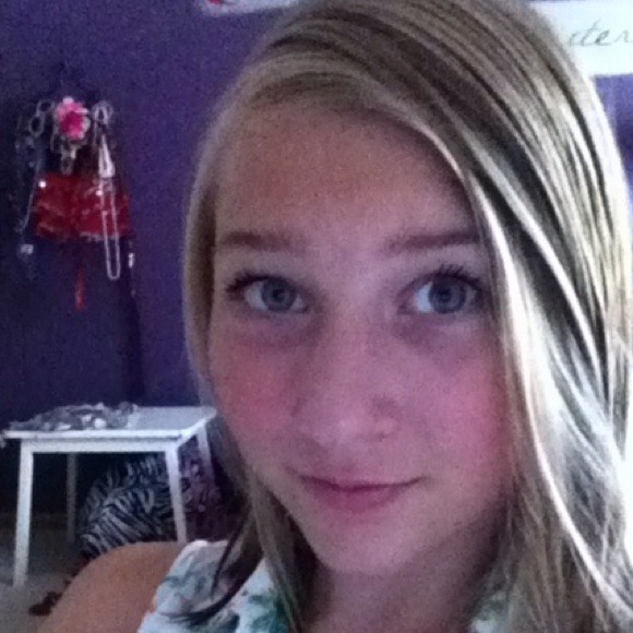 Profile Picture of Emily Rudnitzki (@emily2001lips) on Poshmark