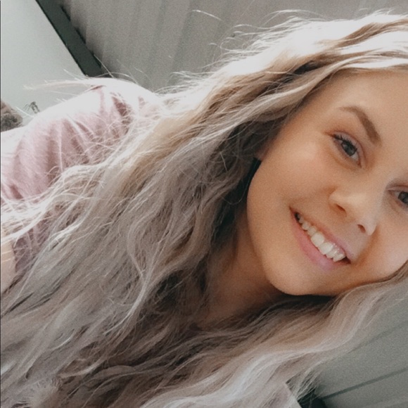 Profile Picture of Lisa Hiebert (@lisa_posmark) on Poshmark