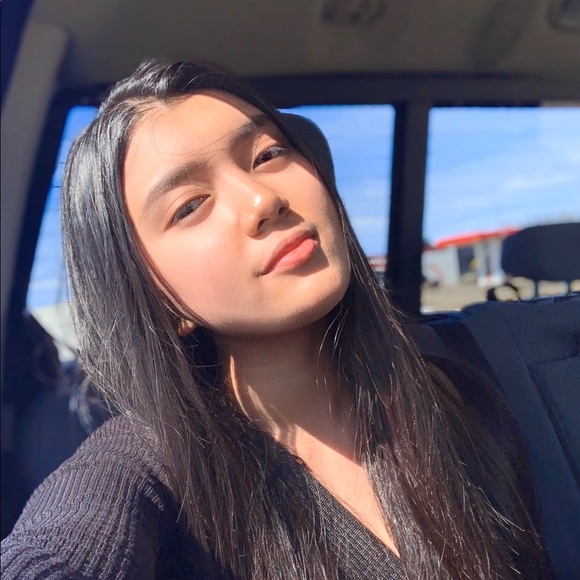 Profile Picture of Andrea Manzano (@manzanodrea) on Poshmark