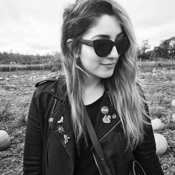 Profile Picture of Ashley Veltre (@ashleyyysays) on Poshmark