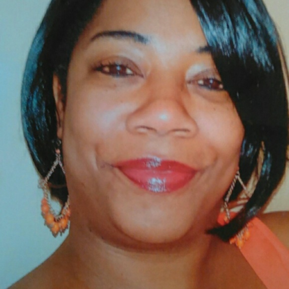 Profile Picture of Latonya Tate (@debrille) on Poshmark